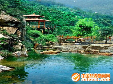 山水相依、栈道相连，九如山瀑布一景