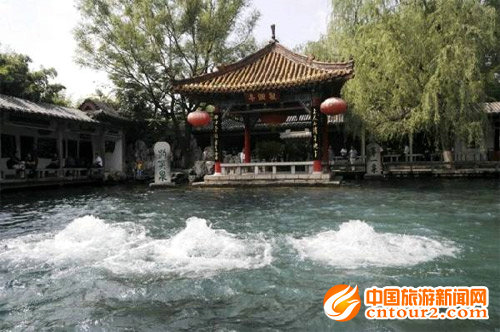 喷涌不息的济南趵突泉